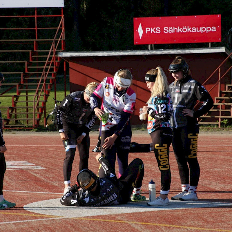 JoMa:n vuoro voittaa, naisille kauden avaustappio